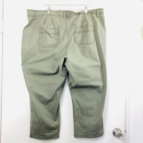 Sold Ashley Stewart Army Green Cargo Capri's Pants- Size 24 - Picture 6 of 6